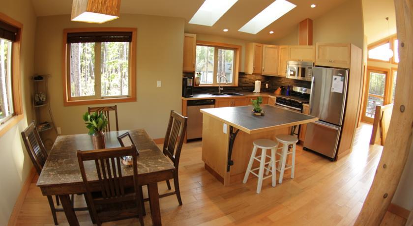 Black Bear Guesthouse Tofino Habitación foto