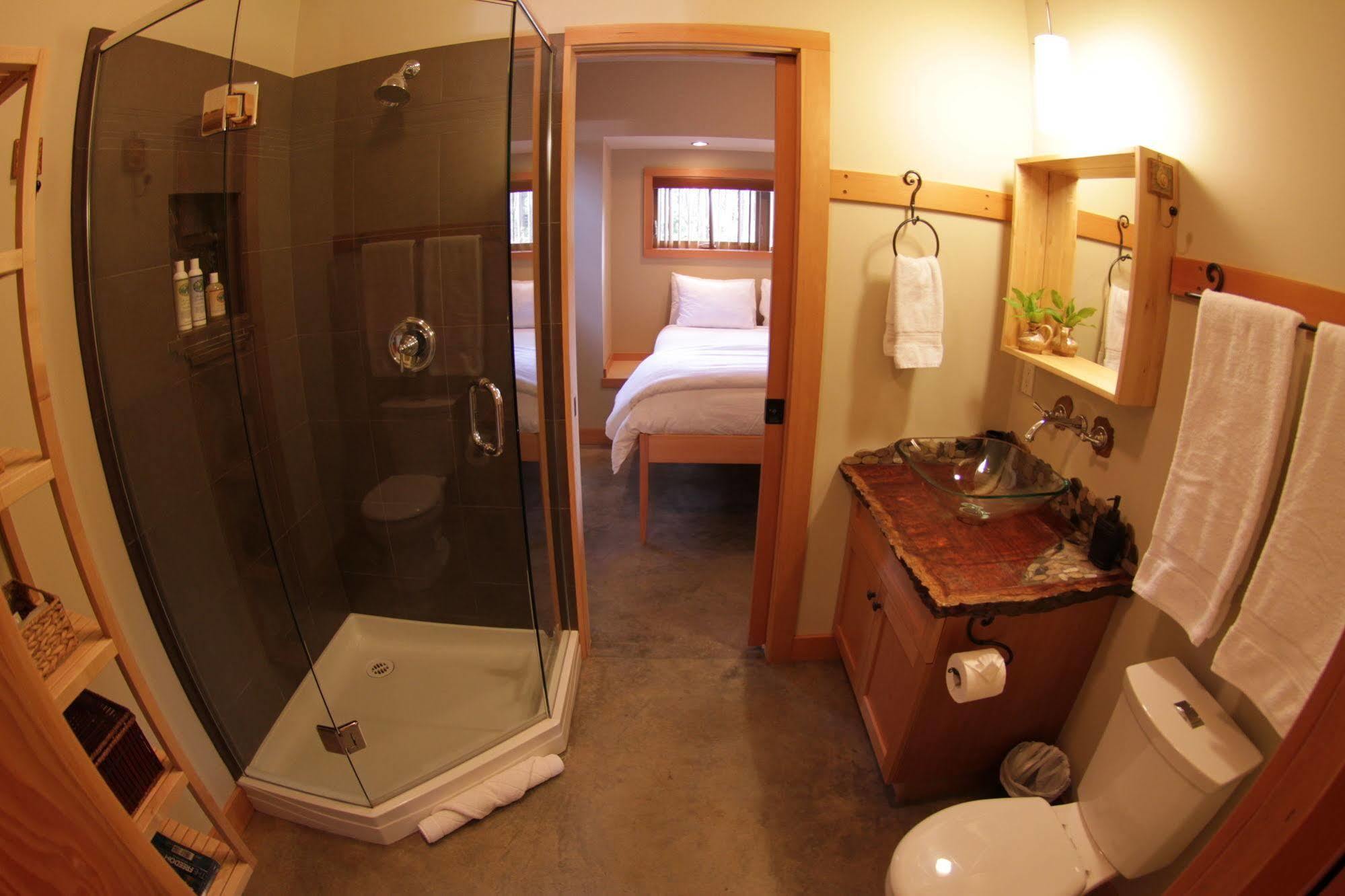 Black Bear Guesthouse Tofino Exterior foto