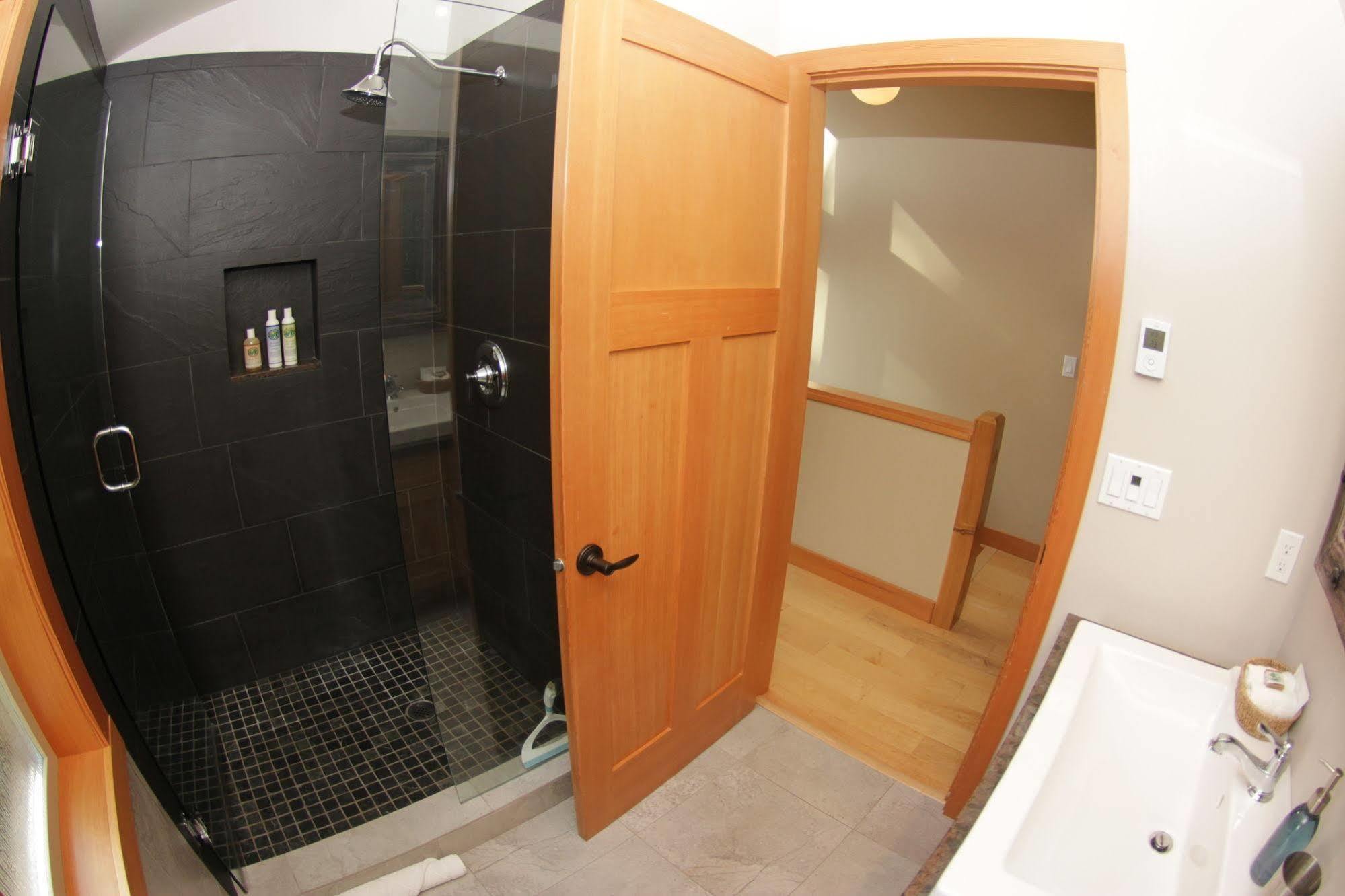 Black Bear Guesthouse Tofino Exterior foto