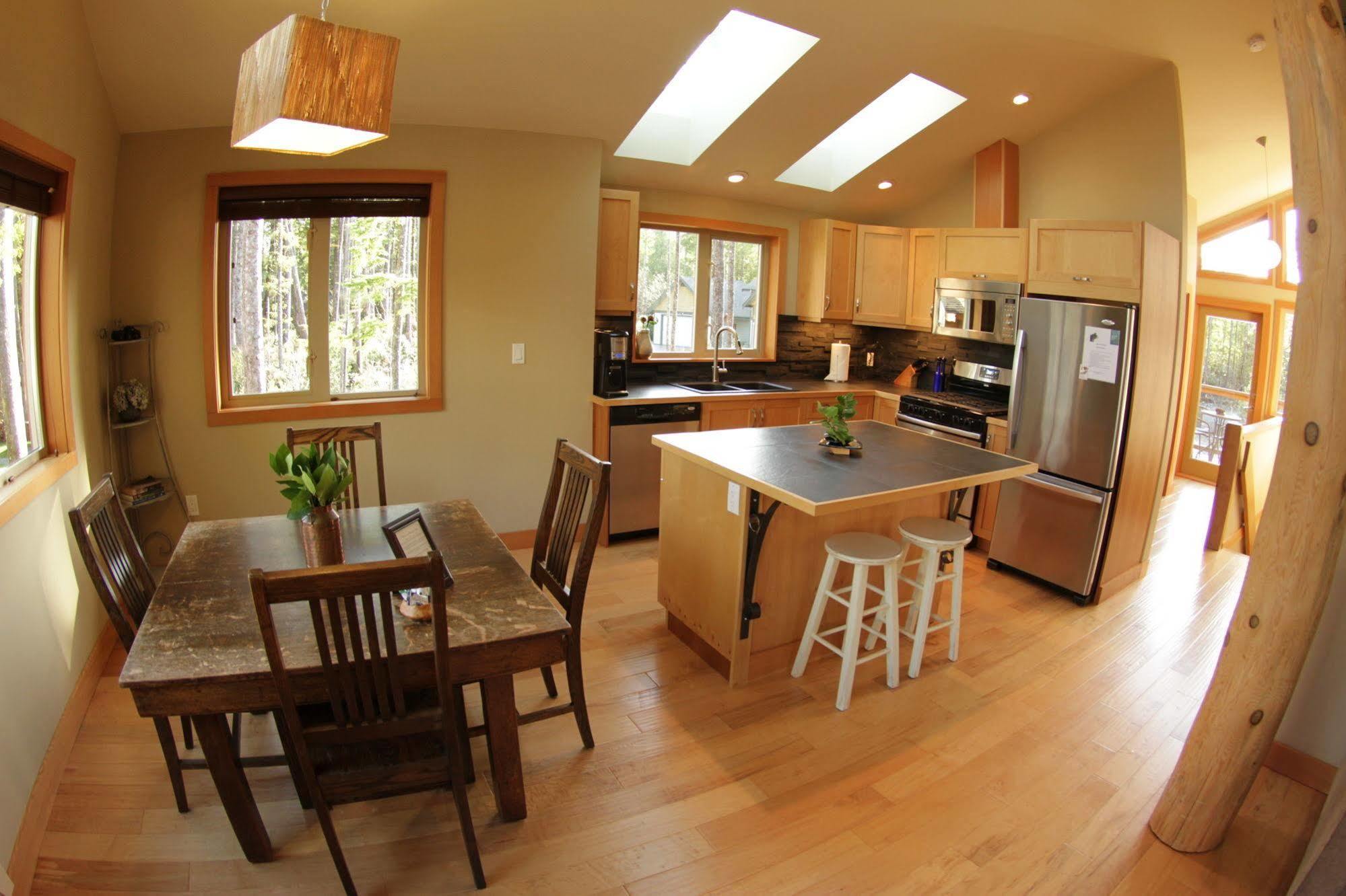Black Bear Guesthouse Tofino Exterior foto