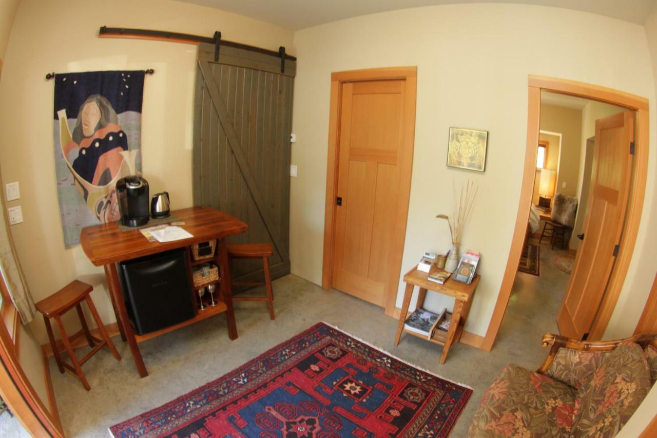 Black Bear Guesthouse Tofino Exterior foto